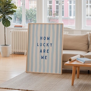 How Lucky Are We Print Blau-Weiß-Chinoiserie Wandkunst Küsten-Cowgirl Poster Großer Wandkunstrahmen Preppy Dorm Zimmer Retro-Dekor
