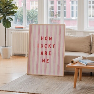 Qué afortunados somos, impresión de decoración de apartamento rosa, lindo póster positivo, decoración de habitación coqueta, arte de pared de dormitorio, cita de afirmación, regalo, impresión física