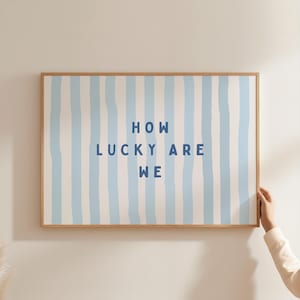 Qué afortunados somos, impresión de póster positivo para decoración de apartamentos azules, decoración de habitación coqueta, arte de pared para dormitorio, cita de afirmación, regalo, impresión física