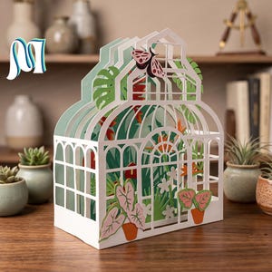 Peut inclure: Une structure de serre en papier tridimensionnelle avec des cadres arqués blancs, un feuillage vert superposé, des fleurs tropicales orange et rouges, et un papillon rose perché sur le toit. Le design complexe présente diverses plantes.