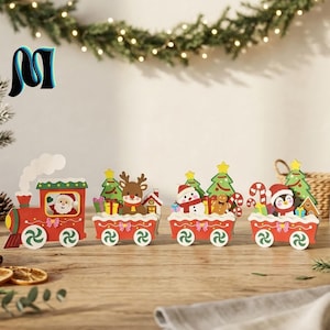 Op de afbeelding: Een houten kersttrein bestaande uit een rode locomotief met de Kerstman, gevolgd door drie rode wagons met een rendier, een sneeuwman, een peperkoekmannetje, een pinguïn, groene kerstbomen en kleurrijke cadeautjes.