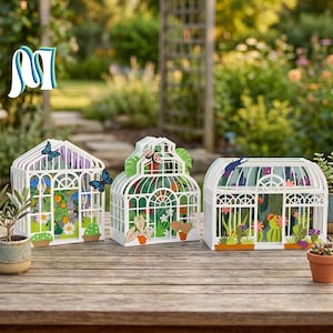 Peut inclure: Trois structures en papier blanc découpées au laser en forme de serres miniatures. Chaque pièce présente des cadres en treillis complexes, des illustrations botaniques colorées de fleurs, de cactus et de feuillage, ainsi que des papillons ou coléoptères décoratifs.