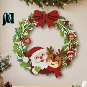 Può includere: Una ghirlanda natalizia decorativa con un grande fiocco rosso in alto, fogliame verde, fiocchi di neve bianchi ritagliati e ornamenti rossi. Un Babbo Natale e una renna in stile cartone animato si trovano al centro della base della ghirlanda.