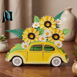 Pode incluir: Um objeto decorativo em forma de carro amarelo com um design de papel em camadas. O teto do carro é coberto por um arranjo vibrante de girassóis amarelos, margaridas brancas e folhas de samambaia verdes. Rodas de cor cinza.