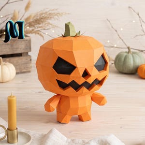 Puede incluir: Una figura de calabaza de papel de bajo poligonaje con un exterior naranja brillante, un tallo verde y una cara negra recortada con ojos triangulares y una amplia sonrisa dentada. El diseño geométrico consta de múltiples facetas planas.