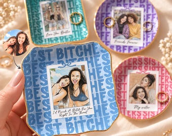 Könnte beinhalten: Vier Schmuckschalen aus Keramik mit goldfarbenen Rändern, die jeweils ein sich wiederholendes Hintergrundmuster und einen zentralen Fotodruck aufweisen. Die Schalen zeigen Texte wie "BESTIES", "BFF", "BEST BITCHES" und "SISTERS".