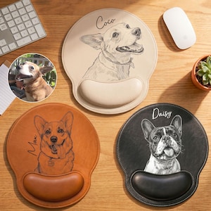 Könnte beinhalten: Drei runde Mauspads mit Handgelenkauflage, jedes mit einer individuellen Hundeskizze. Eines ist beige mit dem Namen Coco, eines hellbraun mit dem Namen Max und eines schwarz mit dem Namen Daisy. Jedes Pad zeigt ein detailliertes Hundeporträt.