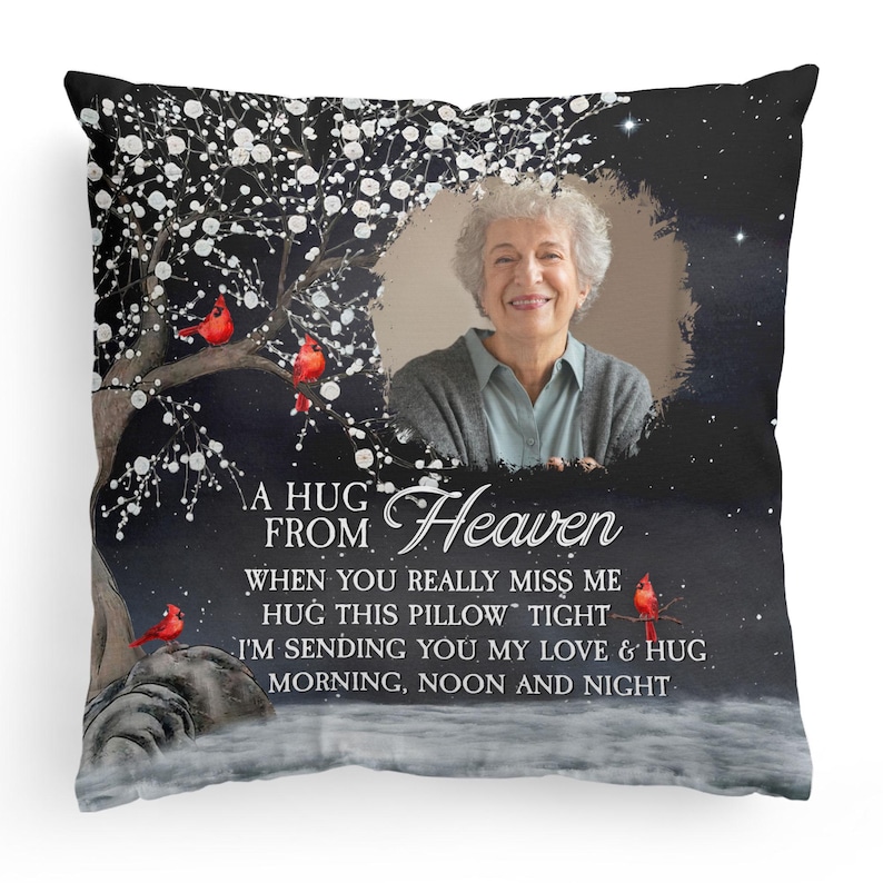 Peut inclure: Coussin carr&eacute; avec une photo d'une femme &acirc;g&eacute;e, un arbre avec des cardinaux rouges et le texte "A HUG FROM Heaven". Le coussin a un fond noir avec des accents blancs et le texte "WHEN YOU REALLY MISS ME, HUG THIS PILLOW TIGHT, I'M SENDING YOU MY LOVE & HUG MORNING, NOON AND NIGHT."
