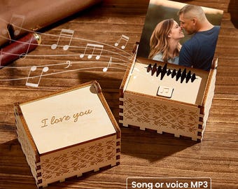 Caja de música personalizada con canción y foto: un recuerdo de madera grabado.