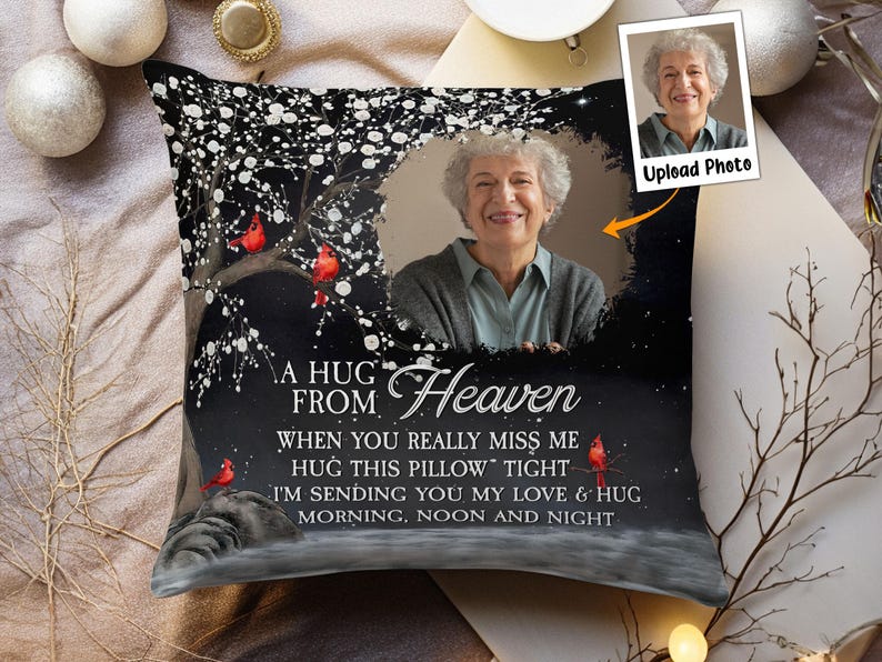 Peut inclure: Coussin noir avec la photo d'une femme souriante, un arbre avec des cardinaux rouges et le texte "A HUG FROM Heaven". Le coussin comprend les phrases "When you really miss me" et "I'm sending you my love & hug."