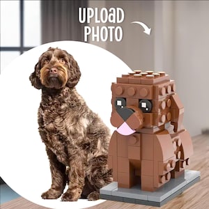 Puede incluir: Un modelo de perro Lego marrón junto a un perro marrón real. El perro Lego está construido con bloques marrones con detalles en negro y rosa. La imagen incluye el texto "UPLOAD PHOTO" con una flecha que apunta al perro Lego.