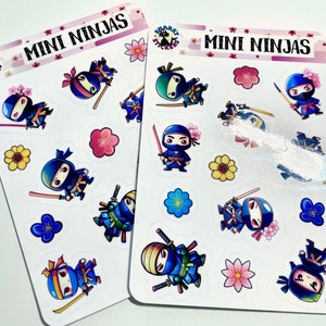 Conjunto de adesivos Mini Ninjas, fofos, duas folhas, pequenos ninjas coloridos, adesivos de flores resistentes à água para garrafas e adesivos para laptop