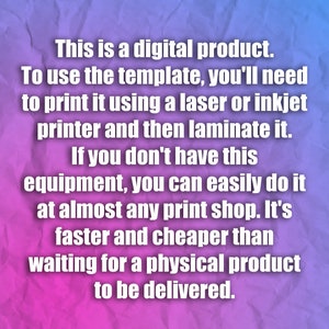 K&ouml;nnte beinhalten: Text auf einem rosa und blauen Hintergrund, der erkl&auml;rt, dass es sich um ein digitales Produkt handelt und dass Sie es mit einem Laser- oder Tintenstrahldrucker drucken und dann laminieren m&uuml;ssen. Es wird auch darauf hingewiesen, dass Sie es, falls Sie diese Ausr&uuml;stung nicht haben, in fast jedem Druckereibetrieb einfach erledigen k&ouml;nnen. Es ist schneller und g&uuml;nstiger, als auf ein physisches Produkt zu warten, das geliefert wird.