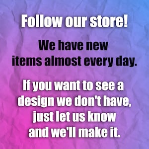K&ouml;nnte beinhalten: Text auf einem rosa und blauen Hintergrund, der lautet: "Folge unserem Shop! Wir haben fast jeden Tag neue Artikel. Wenn du ein Design sehen m&ouml;chtest, das wir nicht haben, lass es uns wissen und wir werden es machen."