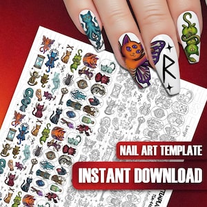 Puede incluir: Plantilla de arte de uñas con varios diseños temáticos de gatos y fantasía. La hoja presenta ilustraciones de gatos, relojes de arena, llaves y otros elementos místicos. La imagen también muestra una mano con uñas decoradas.