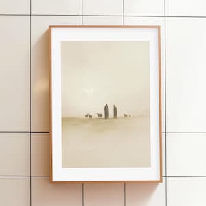 Puede incluir: Una impresión enmarcada de una pintura que representa a dos figuras con túnicas caminando con un rebaño de ovejas en un paisaje brumoso. Una paloma blanca vuela sobre ellos.