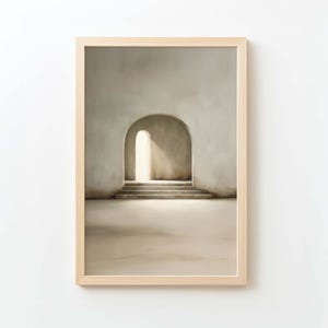 Könnte beinhalten: Ein gerahmter Kunstdruck mit einer architektonischen Szene. Das Kunstwerk zeigt eine Reihe von Torbögen und Stufen, die zu einer hellen, beleuchteten Öffnung führen. Die Farbpalette ist neutral, mit Beige- und Grautönen, was eine ruhige und minimalistische Ästhetik erzeugt.