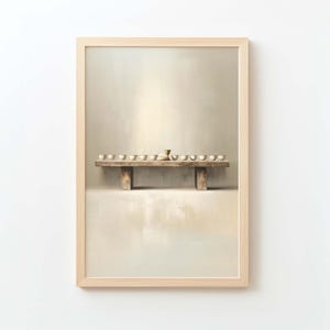 以下が含まれることがあります： 素朴な木製のベンチに小さな明るい色のボウルと中央の花瓶が置かれた額入りのアートワーク。アートワークはニュートラルな色使いで、柔らかな光とミニマリストな美学を持っています。
