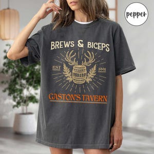 Chemise rétro Gaston's Tavern, T-shirt Gaston's Tavern 1991 Brew and Biceps Comfort Colors, T-shirt La Belle et la Bête, Tenues de voyage Disneyland