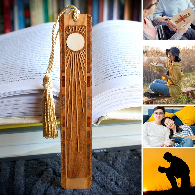 K&ouml;nnte beinhalten: Ein Holz-Lesezeichen mit einem Sonnenmotiv und einem Quasten. Das Lesezeichen besteht aus verschiedenen Holzarten, die ein einzigartiges Muster bilden. Das Lesezeichen ist auf einem Stapel B&uuml;cher abgebildet.