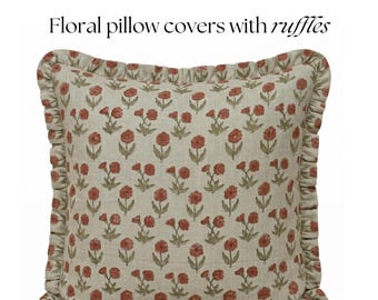 Könnte beinhalten: Floraler Kissenbezug mit einem sich wiederholenden Muster aus roten Blumen und grünen Blättern auf beigem Hintergrund. Das Kissen hat einen gerüschten Rand. Der Text "Floral pillow covers with ruffles" ist oben zu sehen.