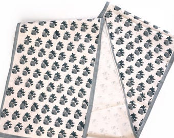 Camino de mesa floral, camino de mesa azul, camino de mesa estilo cabaña, regalo para anfitriona, decoración de comedor, mantelería estilo campestre francés, camino de mesa de verano, primavera