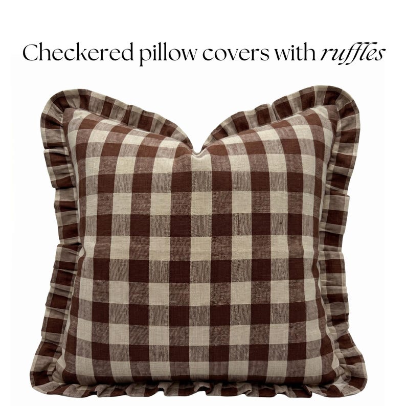 K&ouml;nnte beinhalten: Kissenbezug mit braun-beigem Karomuster und R&uuml;schenkante. Das Muster ist ein klassisches Vichy-Karo. Der Text "Checkered pillow covers with ruffles" ist sichtbar.