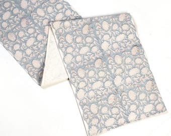 Runner da tavolo floreale, runner da tavolo blu, runner da tavolo in stile fattoria, regalo per l'ospite, arredamento da pranzo, biancheria da tavola in stile country francese, complemento d'arredo in stile vintage.