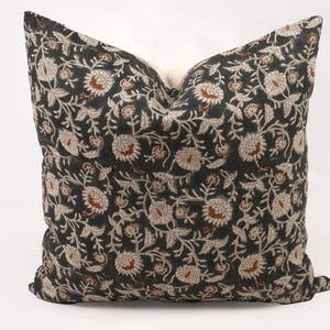 Floral Kissenbezug Frühling charcoal grau schwarz Dekokissen Block Print Kissenbezug Landhausstil Home Decor Geschenk Einweihungsparty Geschenk
