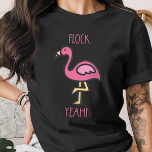Pink Flamingo Flock Ja T-Shirts, lustiges tropisches Vogel Grafik T-Shirt, humorvolles Sommer Urlaub Shirt, freches Tierliebhaber Geschenk, süßes Wortspiel Top
