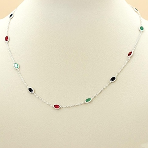 Handgefertigte Halskette mit Smaragd, Rubin und Saphir, Silberne Halskette mit mehreren Edelsteinen, Geschenk für Sie.