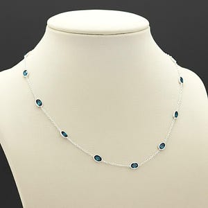 Collana con topazio blu di Londra naturale / Collana in argento sterling fatta a mano / Regalo di Natale per lei.