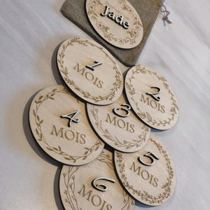 Wooden birth milestone card with relief - Customizable welcome - Birth gift - Front and back 12 months