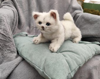 Gatito de peluche realista: Gato articulado de piel sintética (25 cm)