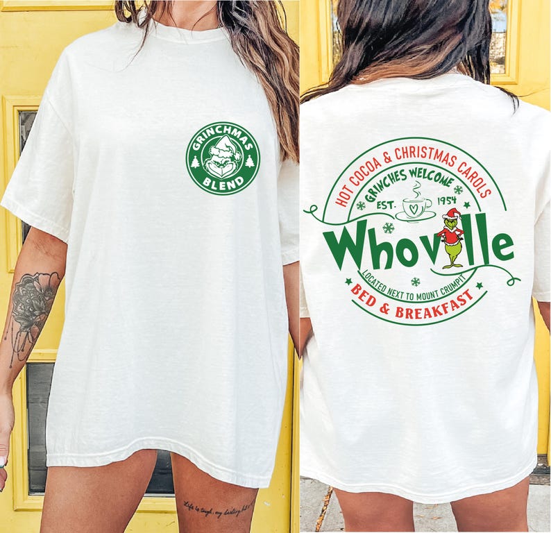 Peut inclure: T-shirt blanc avec un logo vert Grinchmas Blend sur le devant et un logo vert Whoville au dos. Le logo Whoville comprend le texte "Hot Cocoa & Christmas Carols", "Grinches Welcome", "Est. 1954", "Located next to Mount Crumpit", et "Bed & Breakfast".