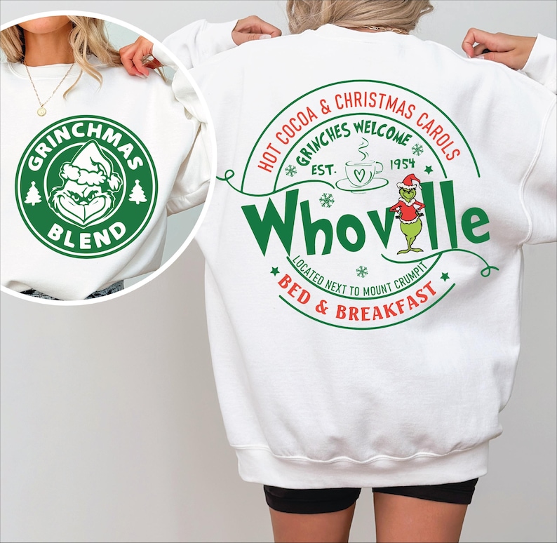 Peut inclure: Sweat-shirt blanc avec un motif Grinchmas vert et rouge. Le devant du sweat-shirt pr&eacute;sente un cercle vert avec les mots "Grinchmas Blend" et un dessin anim&eacute; du Grinch. Le dos du sweat-shirt pr&eacute;sente un cercle vert avec les mots "Hot Cocoa & Christmas Carols *Grinches Welcome* Est. 1954 Whoville *Located Next to Mount Crumpit* Bed & Breakfast*"