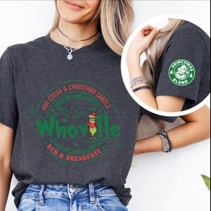 Peut inclure: Un t-shirt gris fonc&eacute; avec un motif circulaire vert et rouge qui dit "Whoville Bed & Breakfast" avec un personnage de dessin anim&eacute; du Grinch. Le motif dit &eacute;galement "Hot Cocoa & Christmas Carols" et "Grinchmas Welcome 1958".