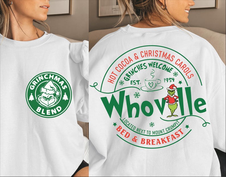 Peut inclure: Sweat-shirt blanc avec un imprim&eacute; graphique vert et rouge sur le th&egrave;me de No&euml;l du Grinch. Le motif comprend le texte "Grinchmas Blend", "Hot Cocoa & Christmas Carols", "Grinches Welcome", "Est. 1954", "Whoville", "Located next to Mount Crumpit", et "Bed & Breakfast".
