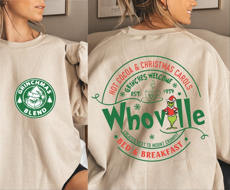 Peut inclure: Un sweat-shirt beige avec un logo Grinchmas Blend vert et blanc sur le devant et un logo Whoville vert et rouge au dos. Le logo Whoville comprend le texte "Hot Cocoa & Christmas Carols", "Grinches Welcome", "Est. 1954", et "Bed & Breakfast".