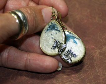 Pendientes colgantes Pearl Storm Pequeña mariposa plateada OOAK Perla cremosa azul medianoche