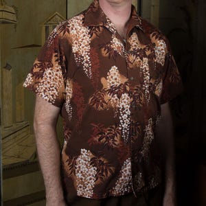 Vintage 1950s SURFRIDERS SPORTSWEAR Cotton Loop Colla Aloha Shirt in Brown Hawaiian Floral