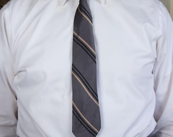 Corbata vintage de los años 50, brillante y a rayas, de seda gris con detalles en negro y beige.