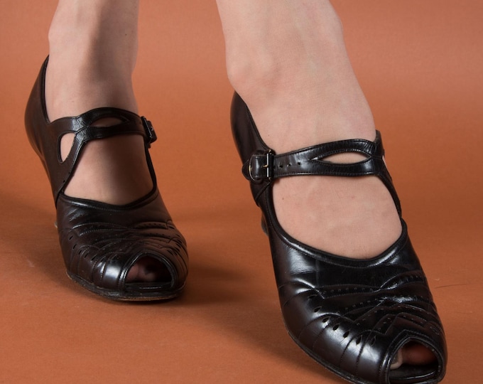 1940s Shoes - Size 6 N - Vintage 40s Patent Leather Mary Jane with Peep Toe and Decorative Strap Dickerson Flex Walkers