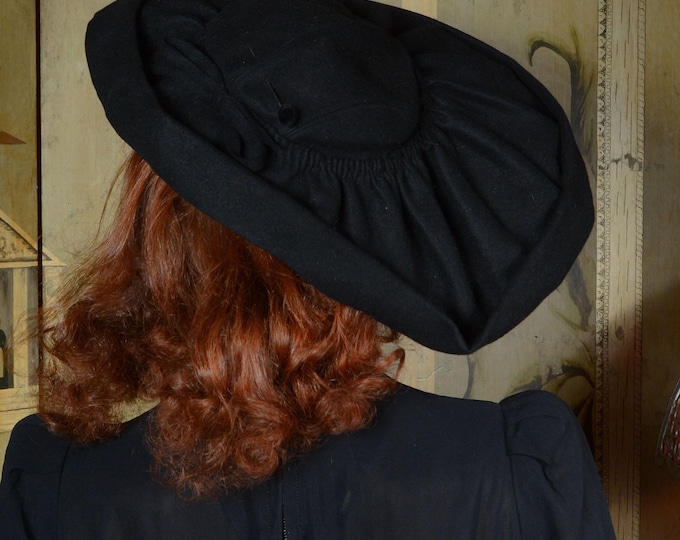1940s Hat -Dramatic Wide-Brimmed Vintage 40s Pleated Black Fur Felt Hat with Wired Brim