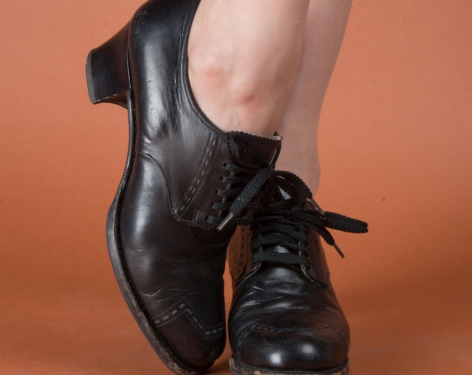 1950s Shoes - Size 6 1/2 A - Classic Lace Up Wingtip Oxfords in Black with Brogue Stitch Detail