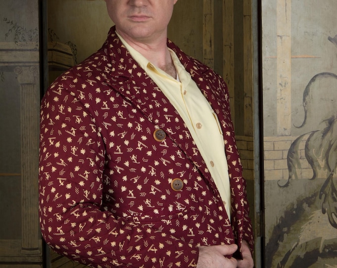 Vintage 1940s Novelty Print Ski Lodge Cropped Quilted Jacket - Loungewear with Formal Cut in Printed Burgundy Rayon with Skiing Theme