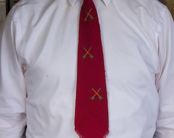 Vintage z lat 40. XX wieku, ręcznie tkane wełniane krawaty „Indian Ties” firmy Sandia Weavers w kolorze głębokiej czerwieni, haftowane strzałki