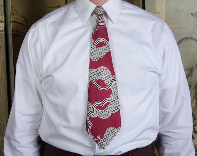 Vintage 1940s Chinese Art Inspired Arrow Wide Tie in Raspberry Deep Pink with Honeycomb Clouds
