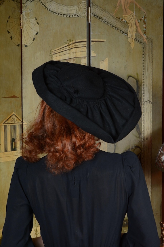 1940s Hat -Dramatic Wide-Brimmed Vintage 40s Pleated Black Fur Felt Hat with Wired Brim