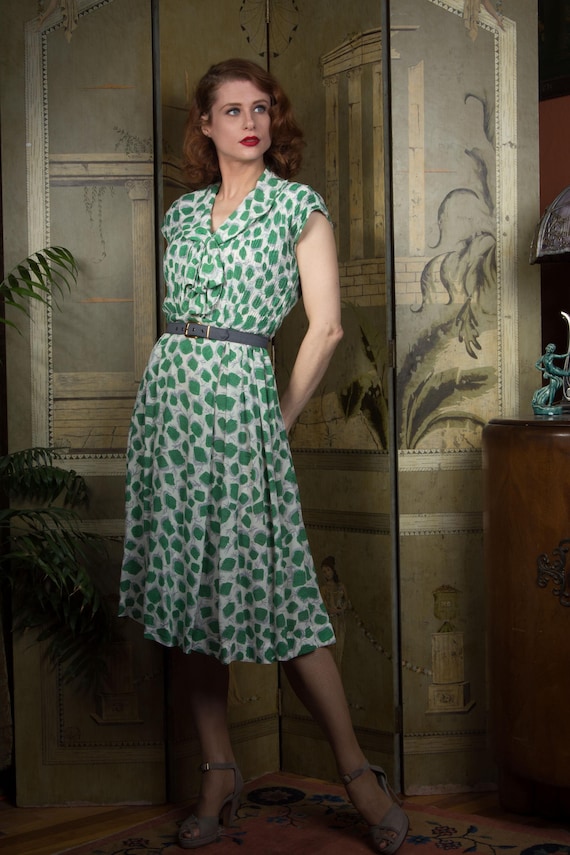 1940s Dress - Darling Vintage 40s Day Dress in Green and White Ruched Rayon Bemberg